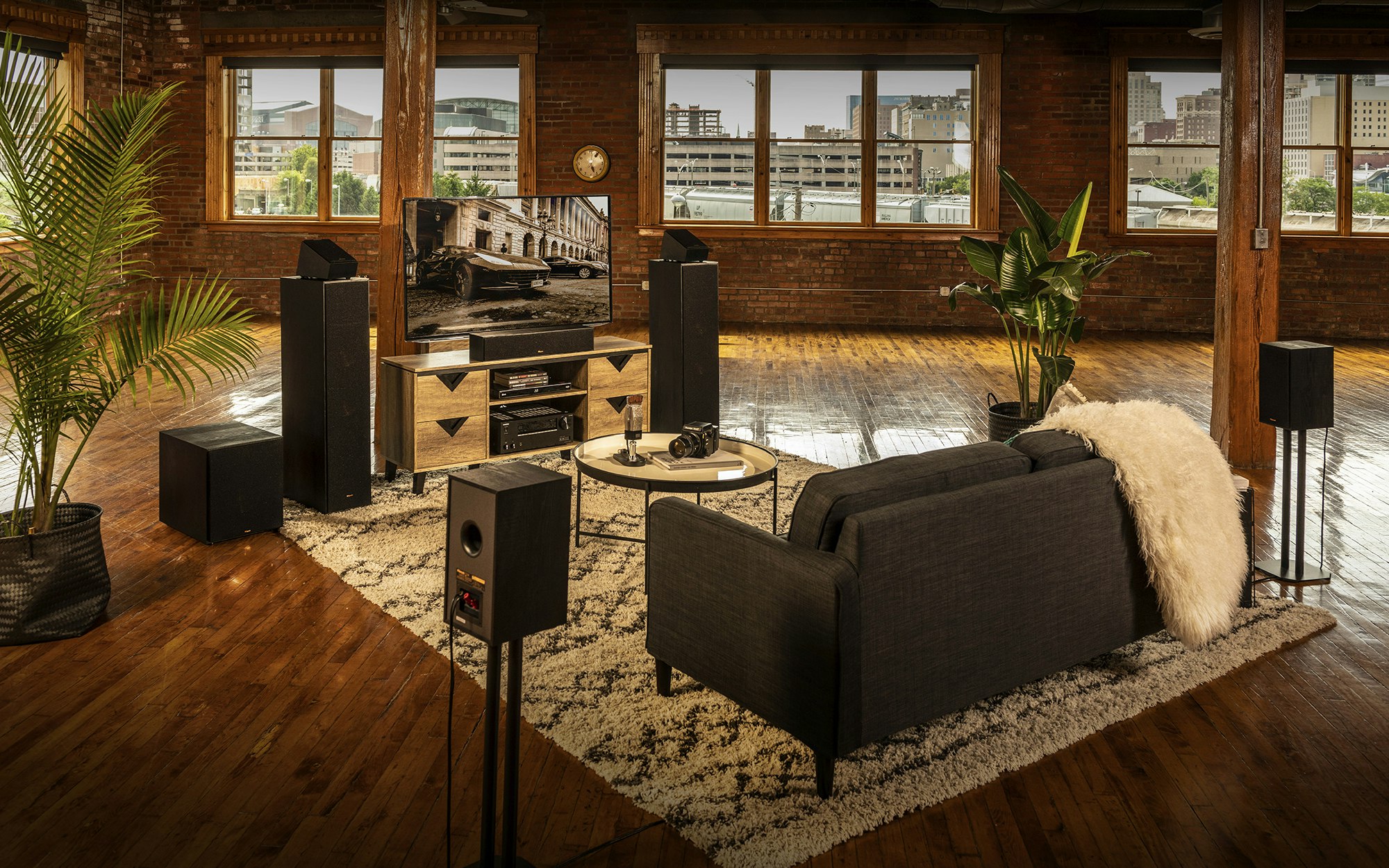 Sistema de altavoces Klipsch con tv en salón